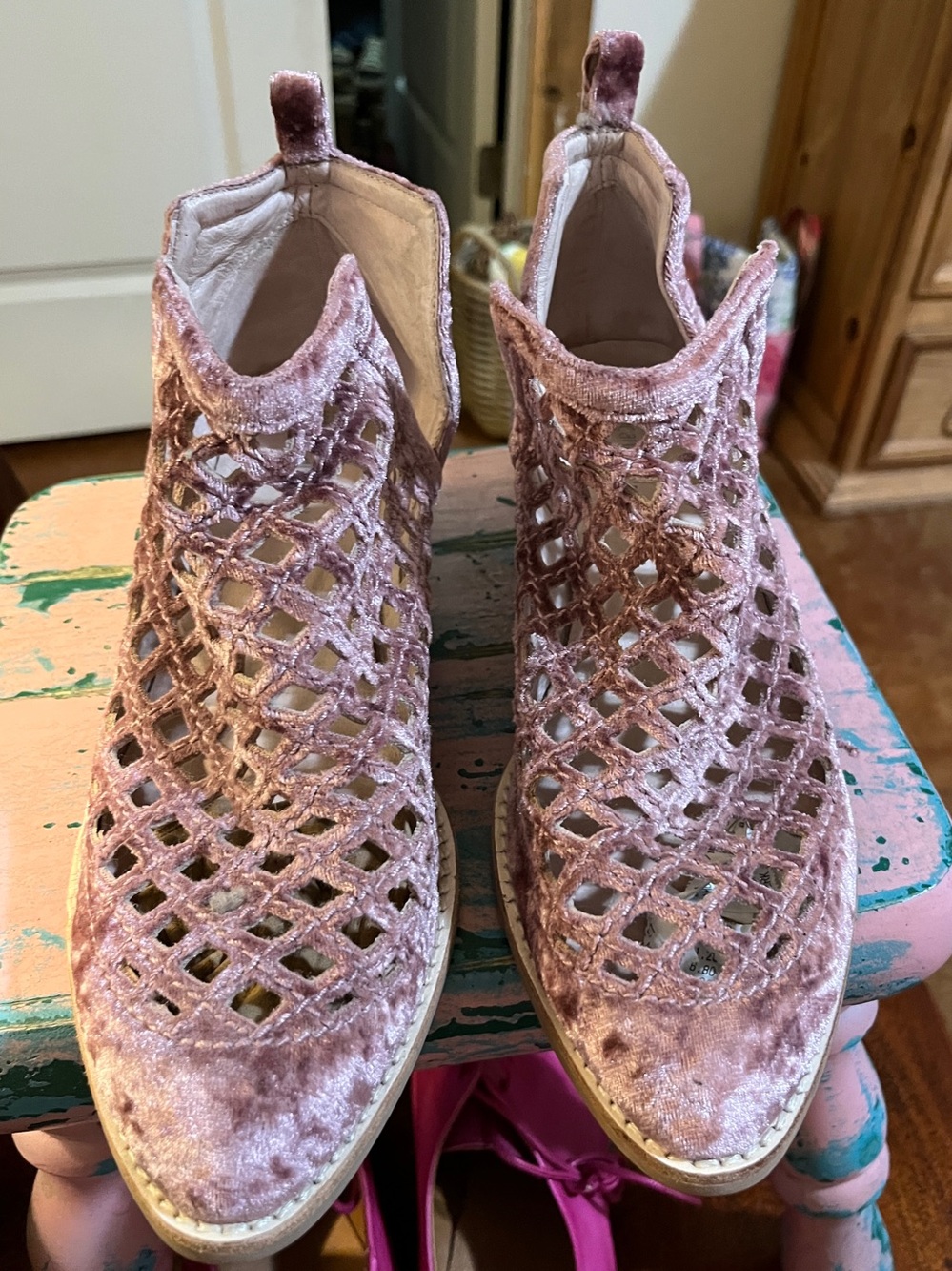 Rare Jeffrey Campbell
Taggart Blush Velvet Lattice
Booties size 9 Excellent Cond